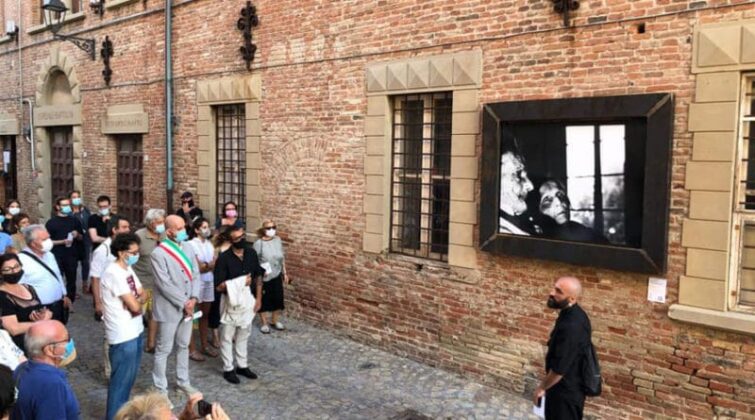 Mondolfo; Festival; sinestezije; izložbeni prostor otvorenom; izlozba; selo; umetnici; italija; zid; slika