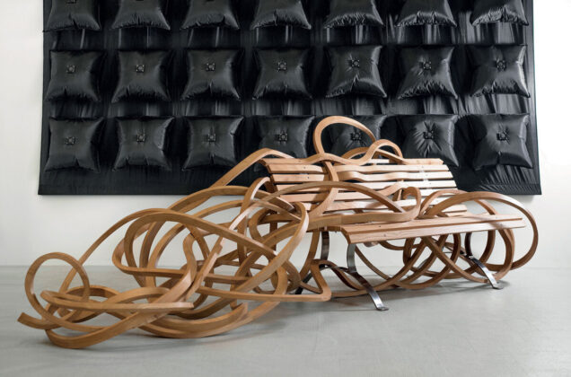 Drvene klupe pretvorene dinamična umetnička dela Reinoso Pablo